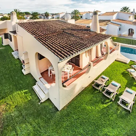 Willa Old Village Area And Close To Amenities, Overlooking Golf Course Quarteira