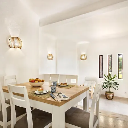 Willa Old Village Area And Close To Amenities, Overlooking Golf Course Quarteira