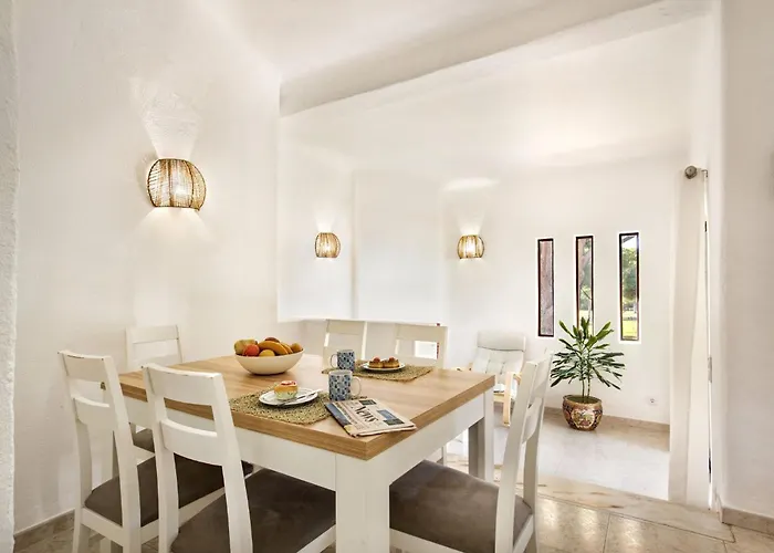 Villa Old Village Area And Close To Amenities, Overlooking Golf Course Quarteira